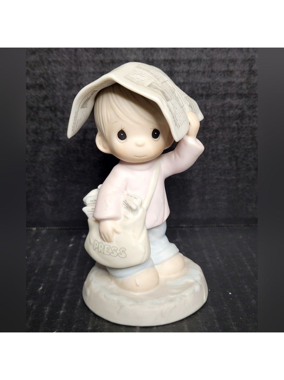 1988  Precious Moments Figurine Sending You Showers Of Blessings #520683